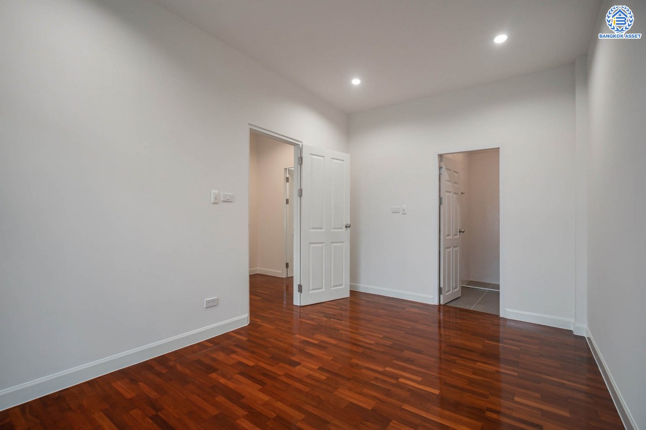 บ้านมือสองตกแต่งใหม่ ดีไซน์สวย โครงการ นนทรีพลัส บางกรวย เนื้อที่ 20 ตร.ว. ฟังก์ชัน 4 ห้องนอน 3 ห้องน้ำ จอดรถได้ 1 คัน รองรับทุกกิจกรรม บนทำเลเชื่อมต่อหลายเส้นทาง ใกล้จุดขึ้นทางด่วน "ประจิมรัถยา" และรถไฟฟ้าสายสีแดง "สถานีบางบำหรุ"